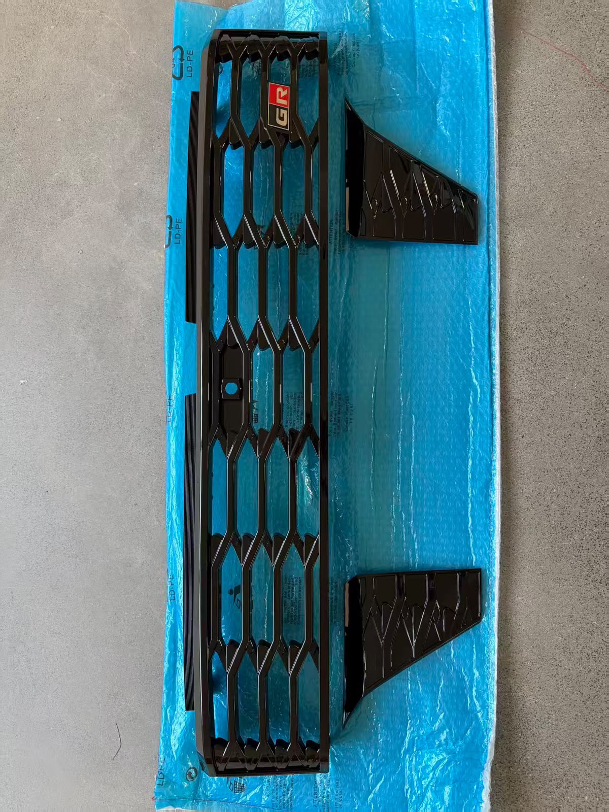 Toyota Hilux Travo 2026+ GR Grill Gloss Black